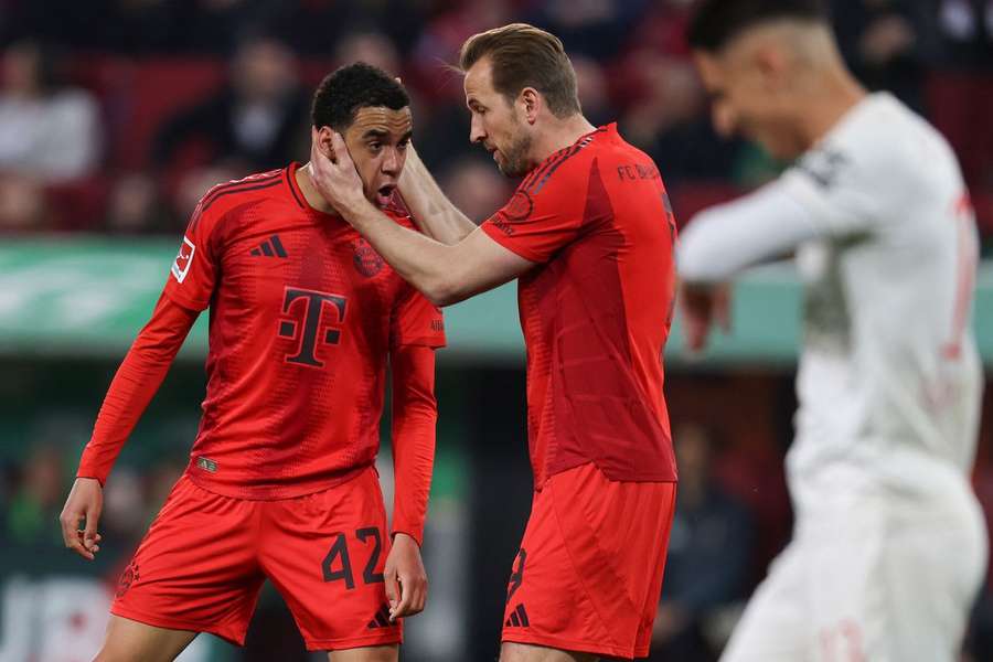 Musiala y Kane celebran el gol del primero