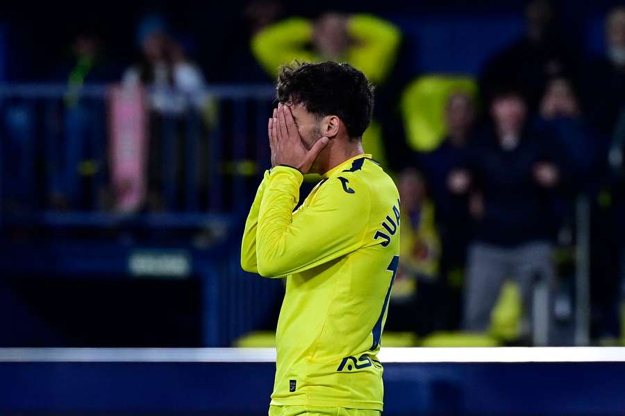 Juan Bernat se lamenta por una acción.