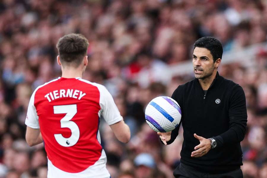 Mikel Arteta und Kieran Tierney beim Einwurf.