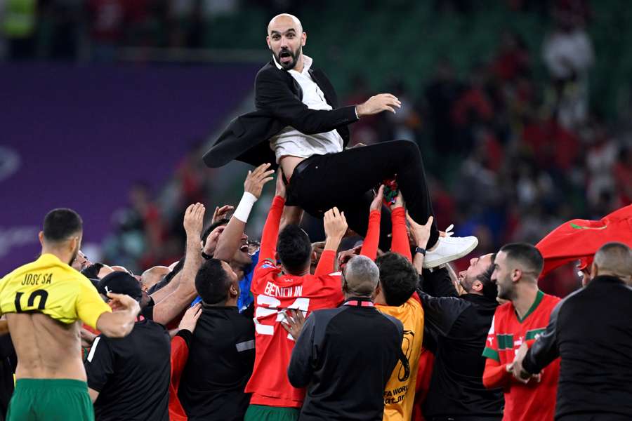 Walid Regragui levado em ombros pelos jogadores de Marrocos