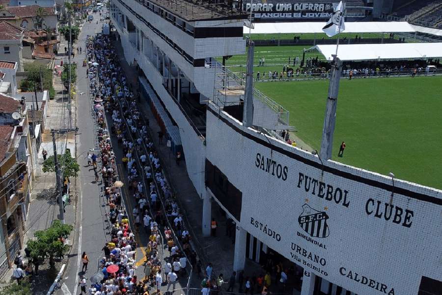 Buiten het stadion van Santos staan lange rijen