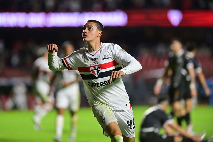O São Paulo garantiu a sua classificação de forma dramática