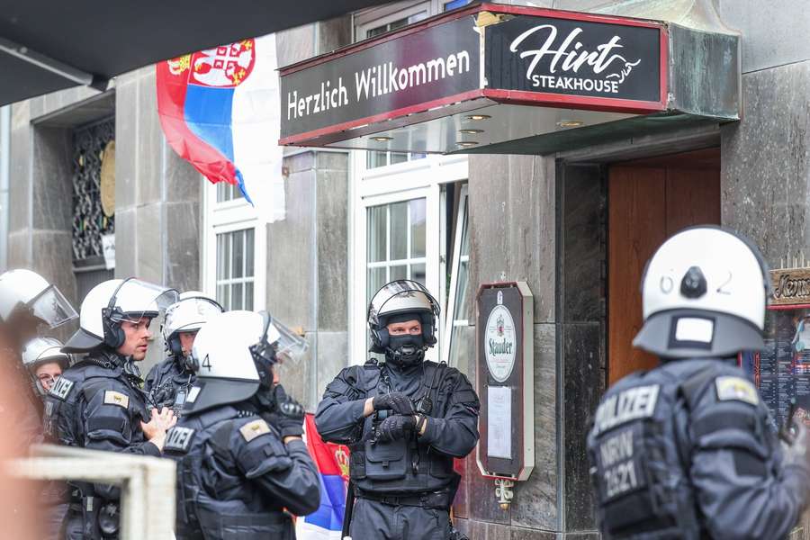 La policía detuvo a siete radicales serbios