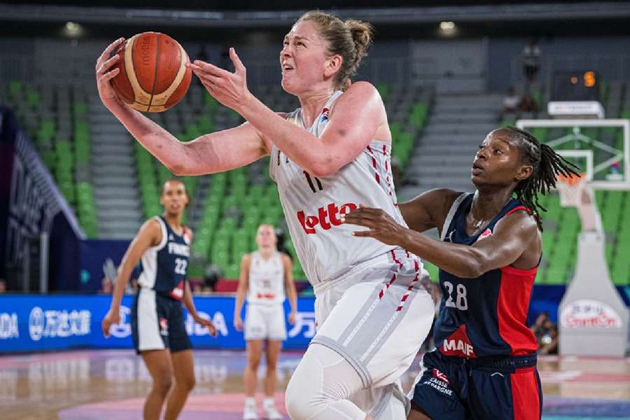 Migna Touré e as Bleues não conseguiram parar Emma Meessemann