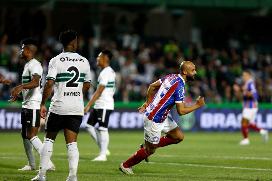 Thaciano virou o jogo em falha do goleiro Polli