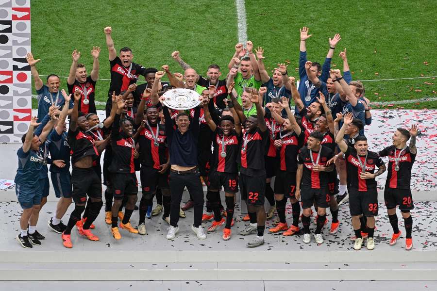 El Leverkusen levanta el trofeo de la Bundesliga