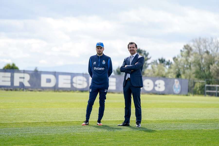 André Villas-Boas com Martín Anselmi no treino
