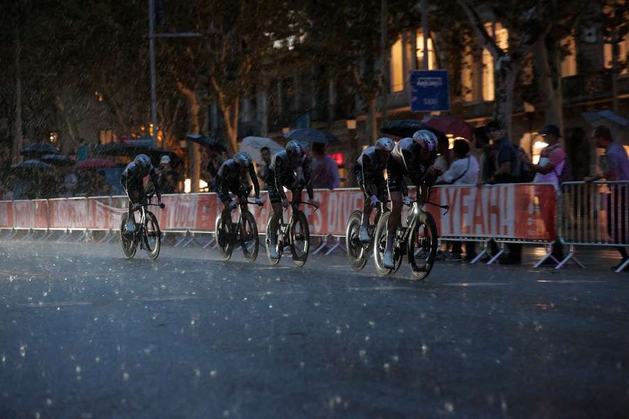 UAE Team Emirates in de stromende regen