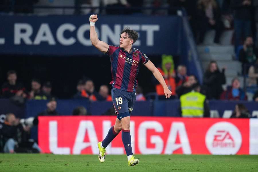 Carlos Espí celebra su primer gol