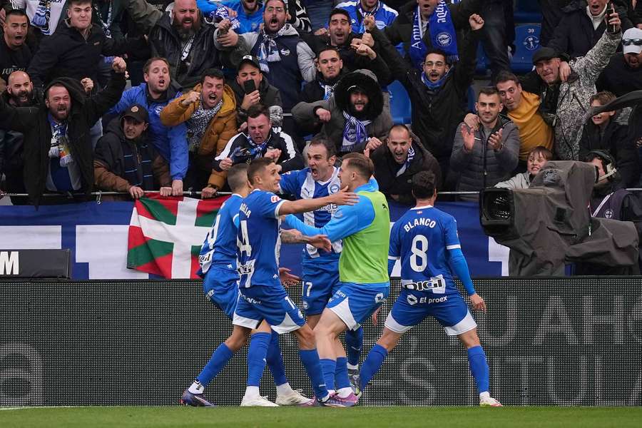 Joan Jordan of Deportivo Alaves celebrates scoring his team's winner against Valencia