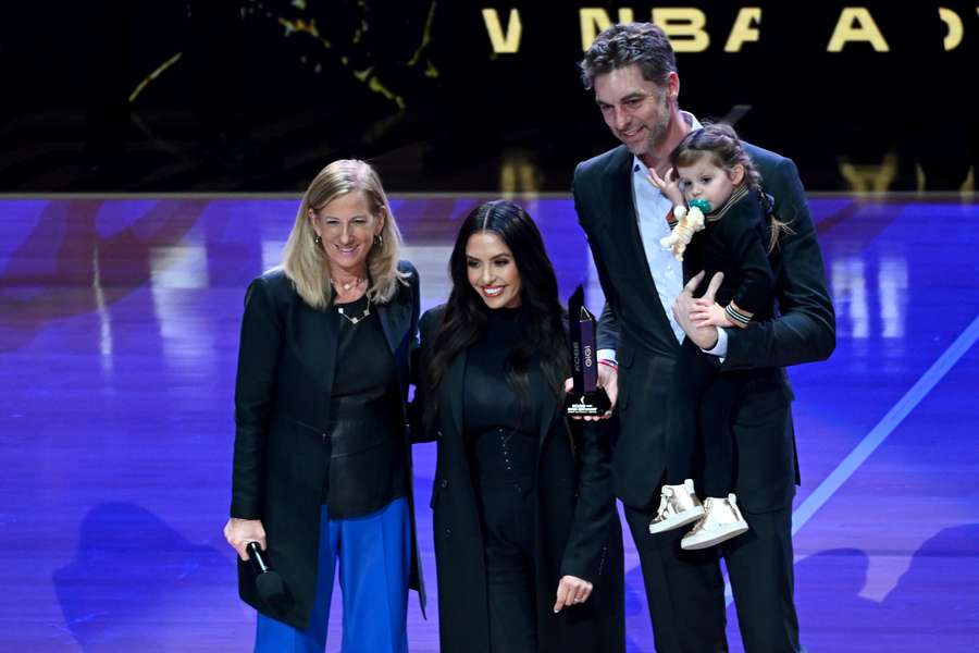 Vanessa Bryant overrakte Pau Gasol 2023 Kobe og Gigi Bryant WNBA Advocacy Award i januar.