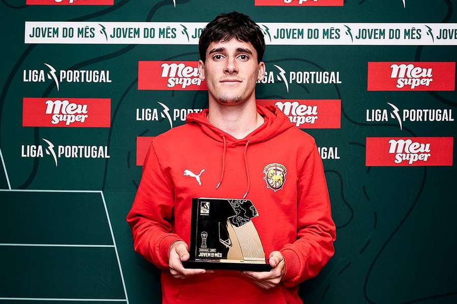 Martim Téjon (Marítimo) com o prémio de jovem do mês