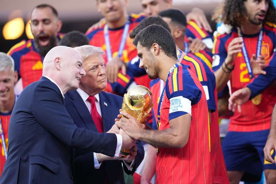 Rodri recibe la Copa del Mundo de Gianni Infantino y Donald Trump