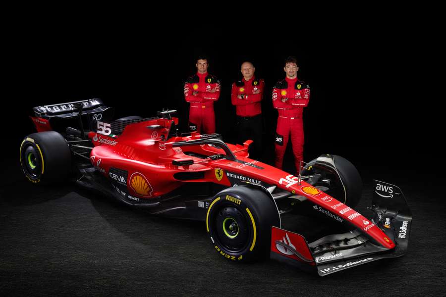 La nuova Ferrari con Vasseur e i piloti Leclerc e Sainz