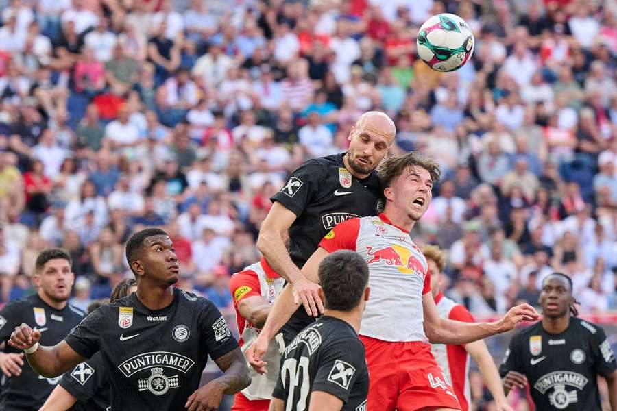 Augen zu und durch! Das Topspiel am Sonntag wird von harten Zweikämpfen geprägt sein.