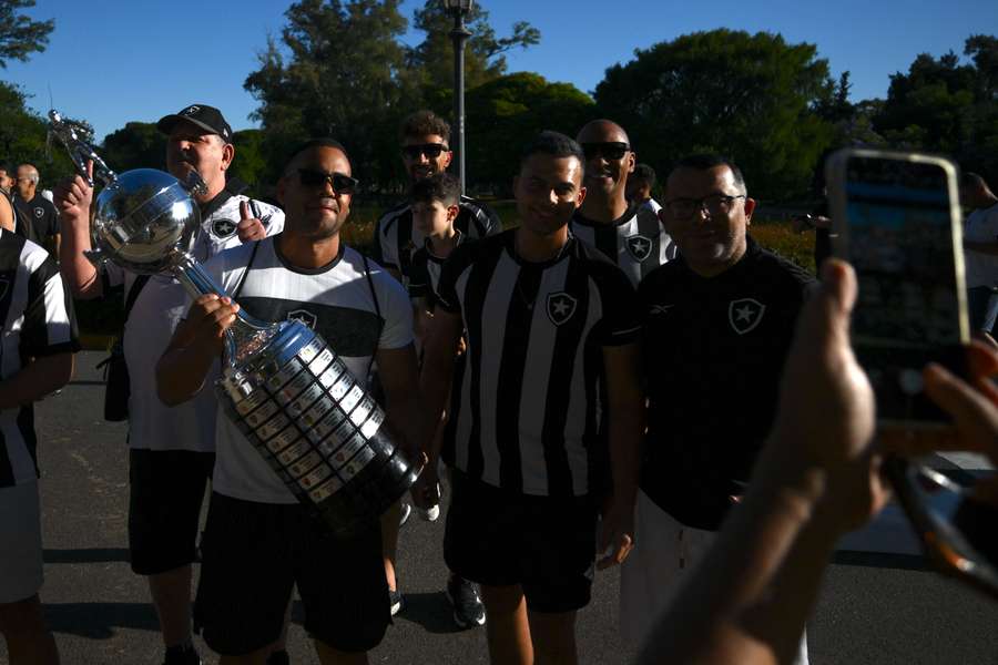 Adeptos do Botafogo posam com o troféu