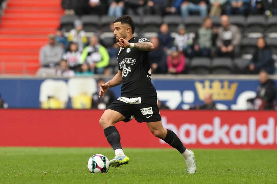 Jusuf Gazibegović w barwach Sturmu Graz podczas meczu z LASK, 19 kwietnia 2026 r. w Linzu.