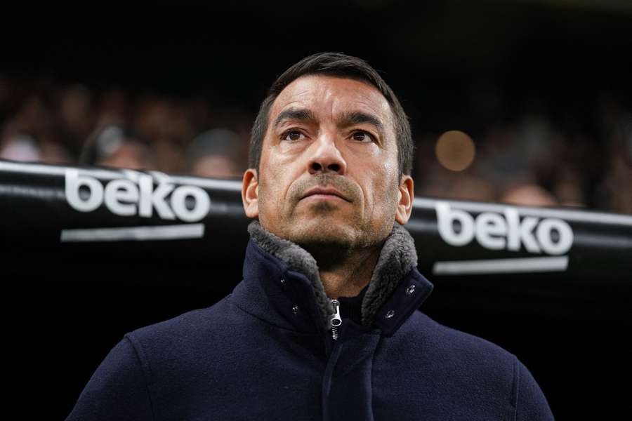 Giovanni van Bronckhorst ha sido anunciado como nuevo asistente de Arne Slot