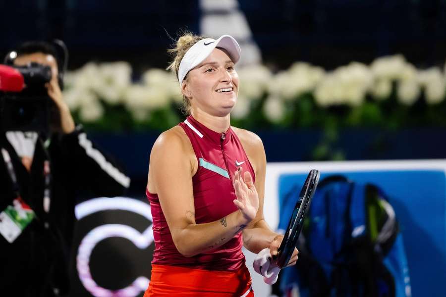 Markéta Vondroušová nedala švédské soupeřce šanci a slaví první výhru po zranění.