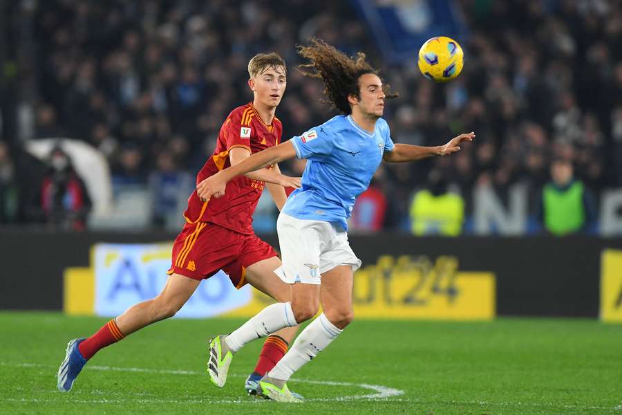 Matteo Guendounzi (R) van SS Lazio in duel met Dean Huijsen (L)