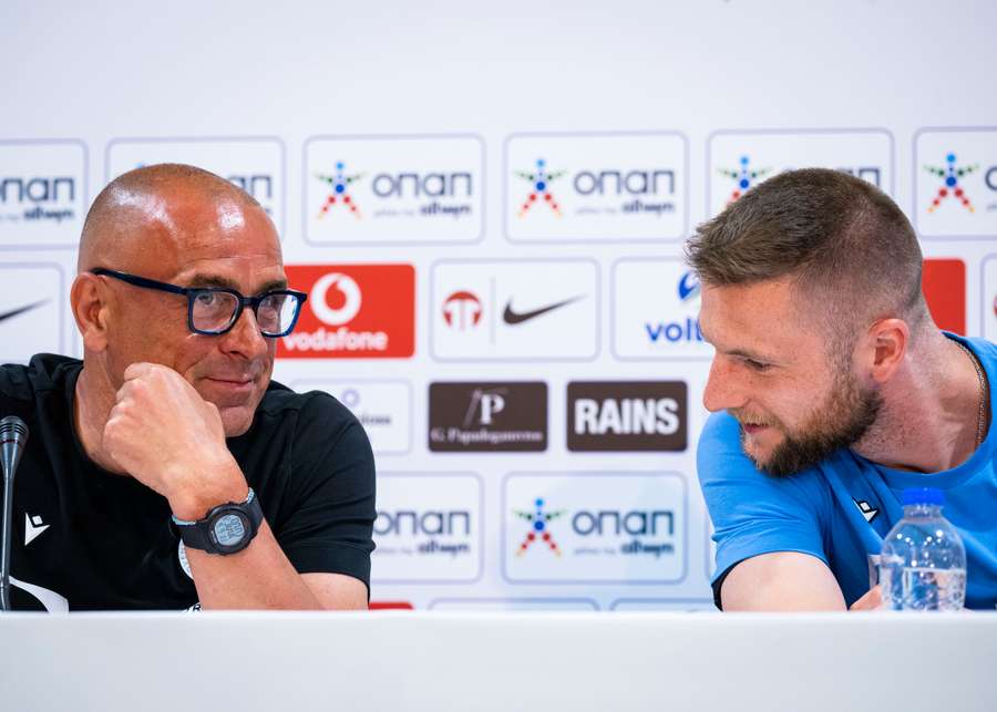 Škriniar stojí za trénerom Calzonom.