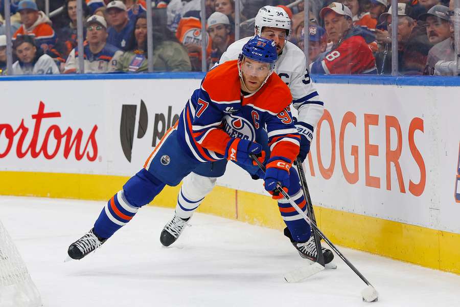 Rekord McDavida. Zaliczył asystę w 13. kolejnym meczu sezonu NHL Rekord McDavida. Zaliczył asystę w 13. kolejnym meczu sezonu NHL