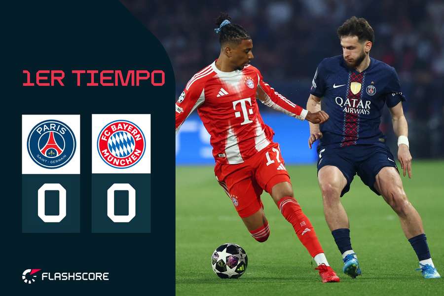 Olise y Kvaratskhelia pugnan por un balón