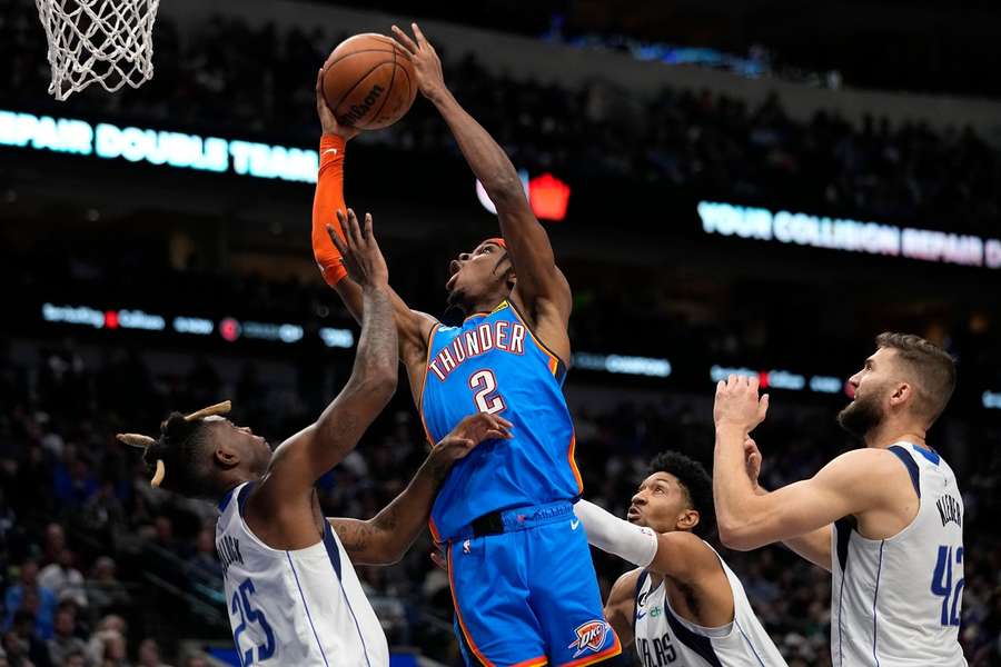 Maxi Kleber (rechts unten) verteidigt gegen Shai Gilgeous-Alexander. 