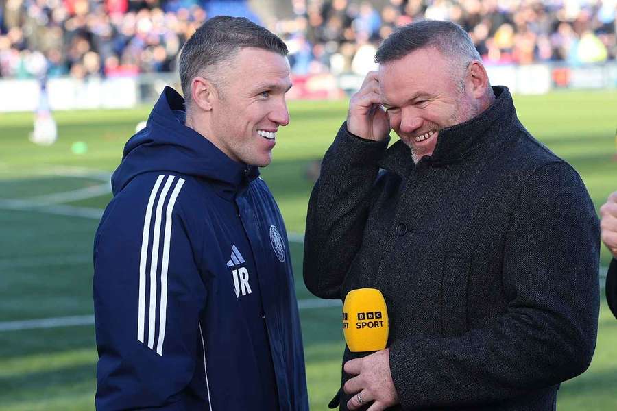 Wayne Rooney (à direita) conversa com o irmão John no Moss Rose Wayne Rooney (à direita) conversa com o irmão John no Moss Rose