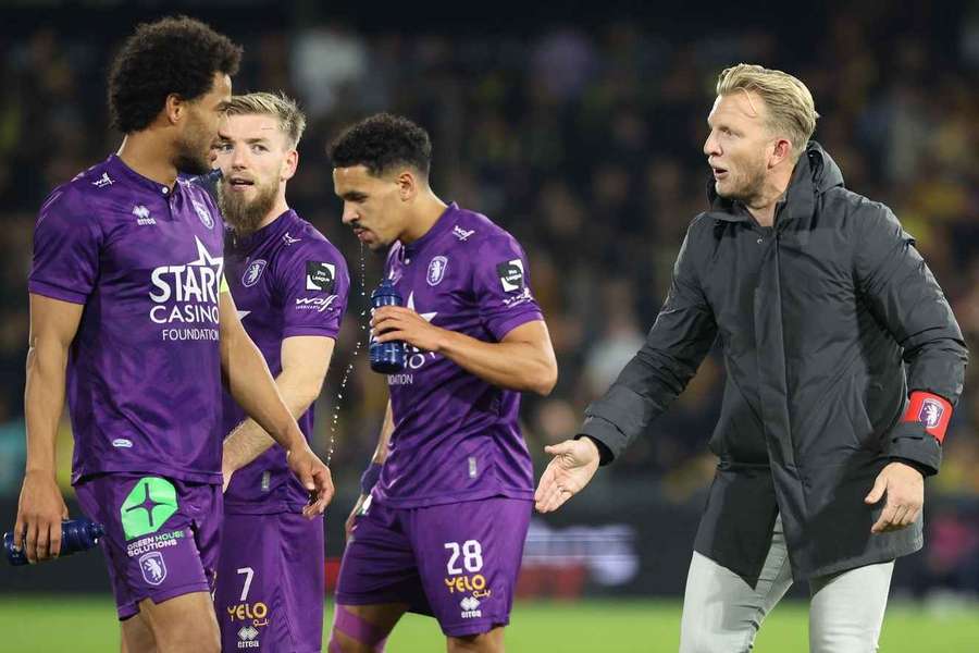 Dirk Kuijt coacht zijn spelers, waaronder oud-Spartaan Ryan Sanusi (L).