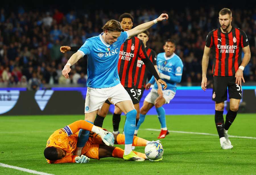 McTominay e Maignan si contendono il pallone