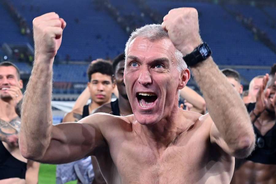 Plzeňský trenér Martin Hyský šel po utkání na hřišti AS Řím do půl těla. Plzeňský trenér Martin Hyský šel po utkání na hřišti AS Řím do půl těla.