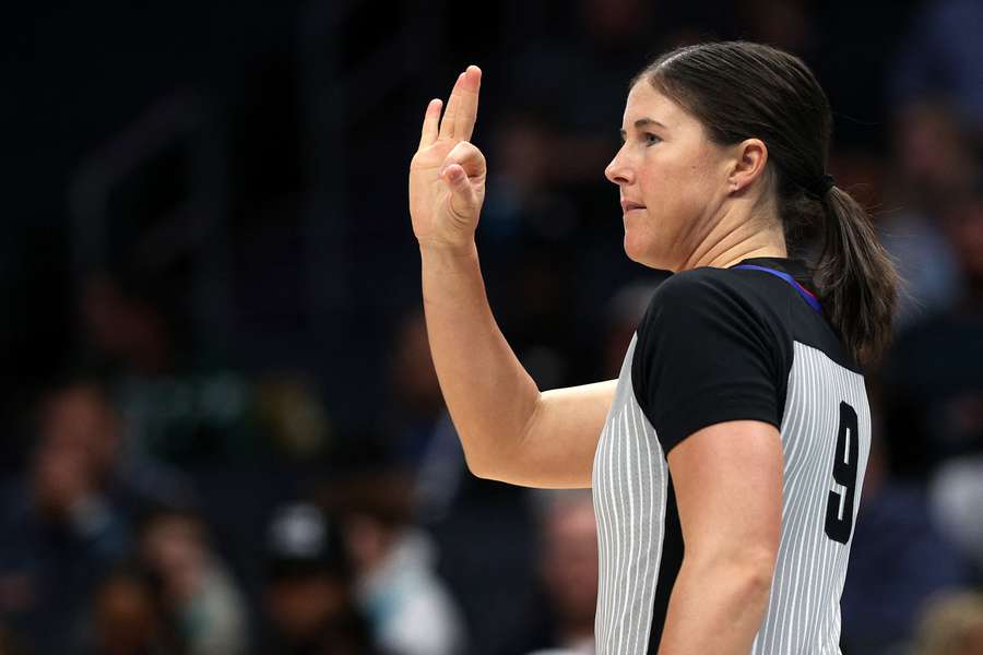 Natalie Sago trzecią kobietą arbitrem w fazie play-offs w NBA Natalie Sago trzecią kobietą arbitrem w fazie play-offs w NBA