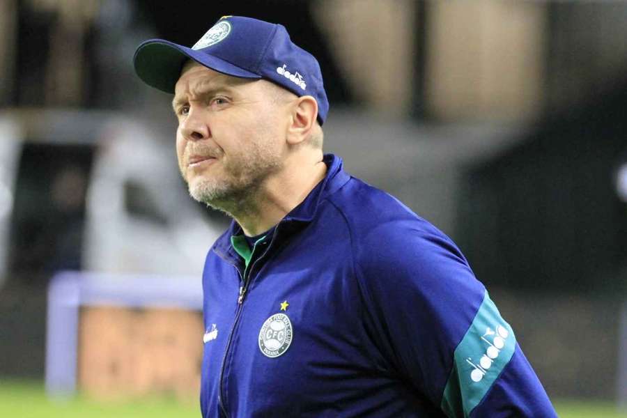 Mozart tenta montar o time com desfalques na lateral