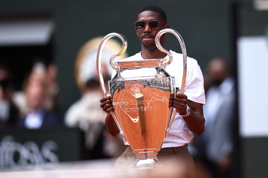 Dembélé exposant le trophée de la Ligue des champions à Roland-Garros le mois dernier.