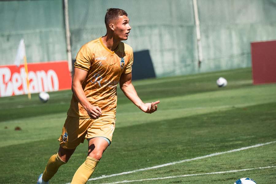 Farense derrotado por Belenenses e Amora