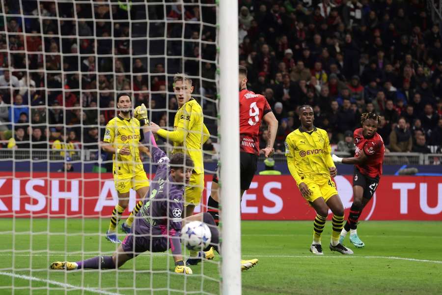 Chukwueze udplacerer Kobel i Dortmund-målet efter fornemt fodarbejde.