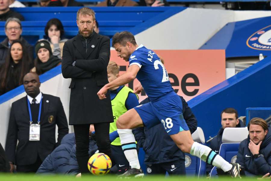 Chelsea's English head coach Graham Potter watches as Chelsea's Spanish defender Cesar Azpilicueta runs with the ball 