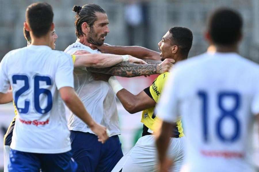 Alexander Djiku e Marko Livaja pegaram-se após um lance na primeira parte