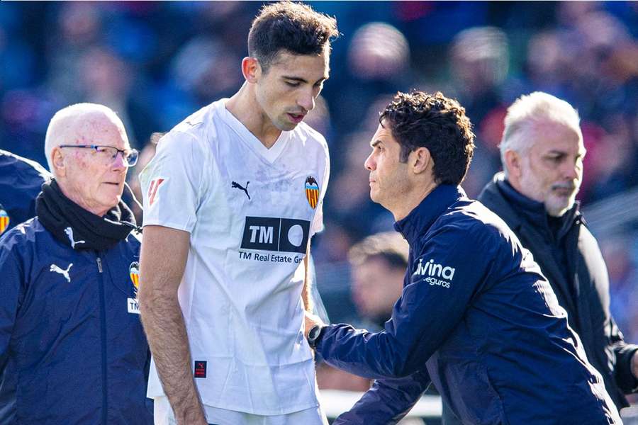César Tárrega, en el momento de retirarse lesionado en el partido ante el Getafe
