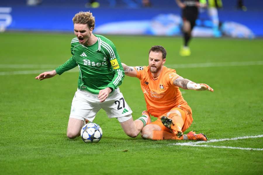 Nick Woltemade (l.) gegen Mark Flekken (r.) Nick Woltemade (l.) gegen Mark Flekken (r.)