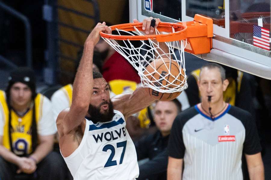 Rudy Gobert dunkt in de wedstrijd tegen de Lakers