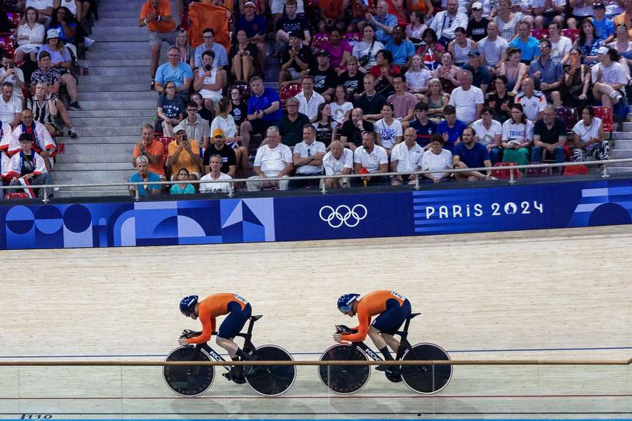 Harrie Lavreysen en Jeffrey Hoogland (l-r) tijdens de eerste ronde