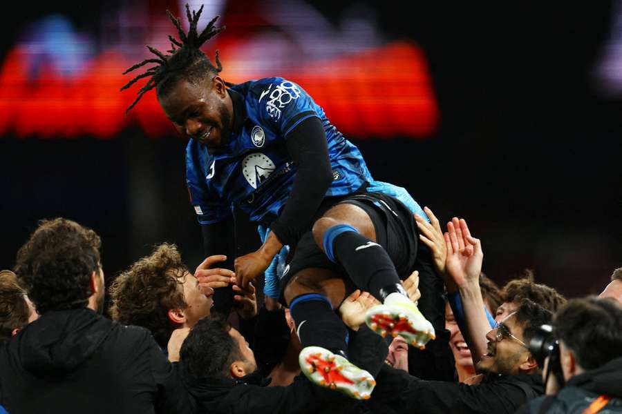 Ademola Lookman ließ sich nach seinem Dreierpack im Europa League-Finale von den Kollegen feiern.
