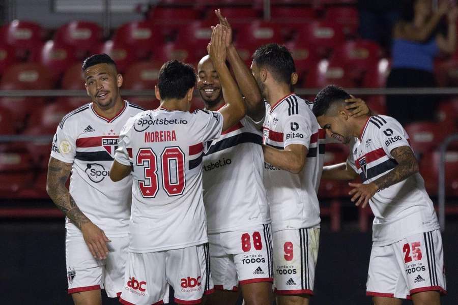 São Paulo vence no apagar das luzes e mantém Atlético Goianiense no Z-4