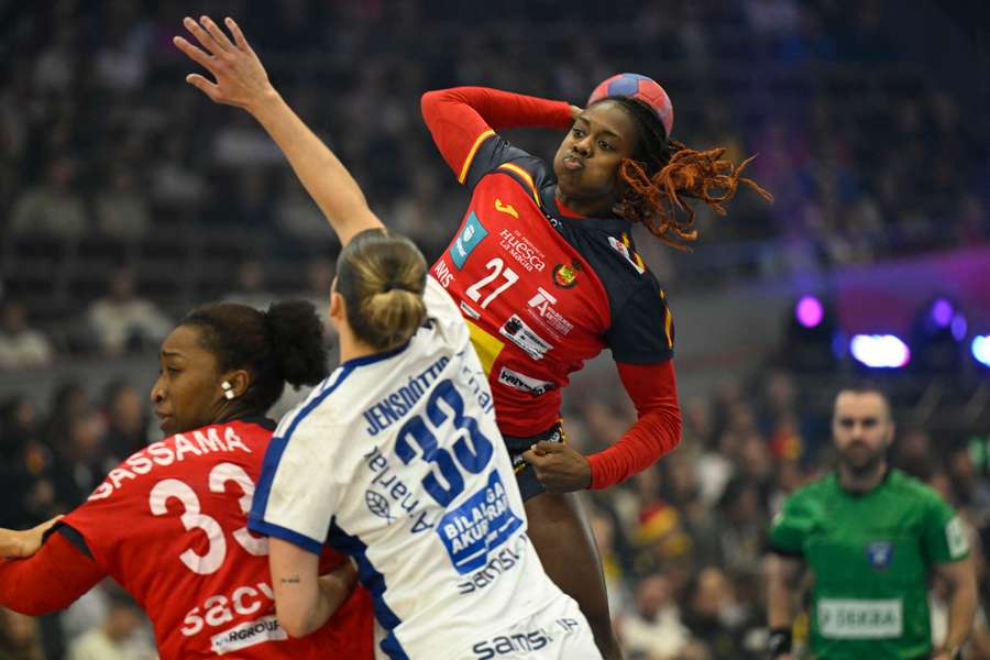 Danila Patricia Sodelgao Pinto intenta el lanzamiento ante la defensa de Jensdottir