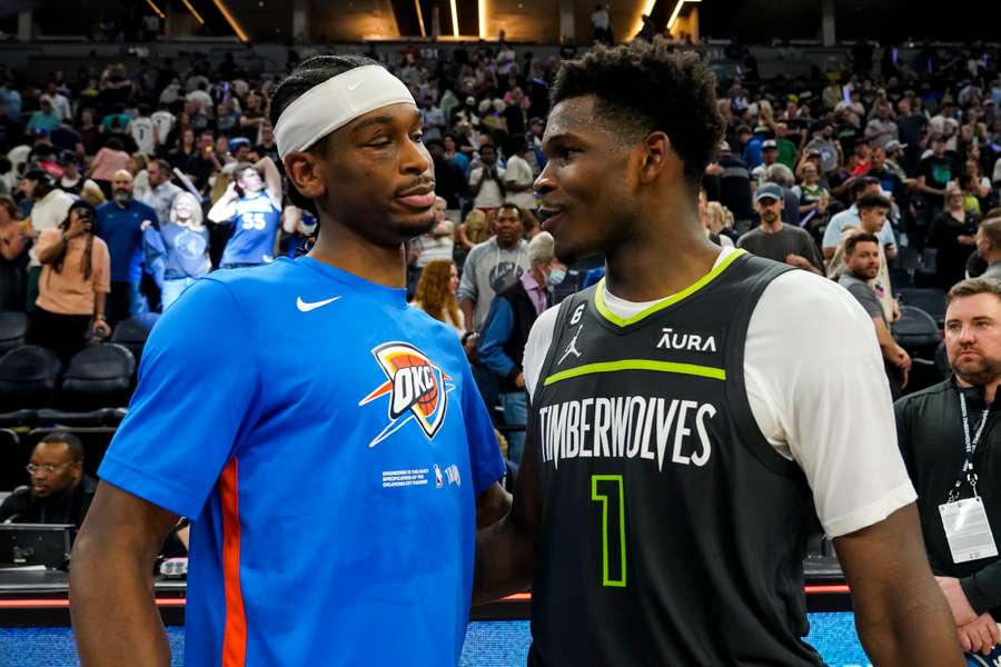 Anthony Edwards (rechts) mit Shai Gilgeous-Alexander nach dem Playin-Turnier