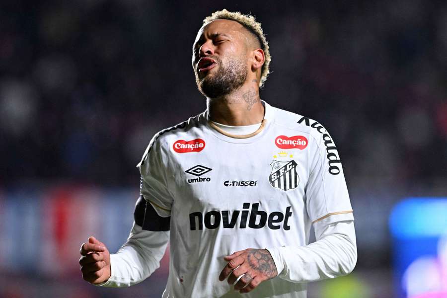 Ney se machucou contra o Coritiba, na Série A 