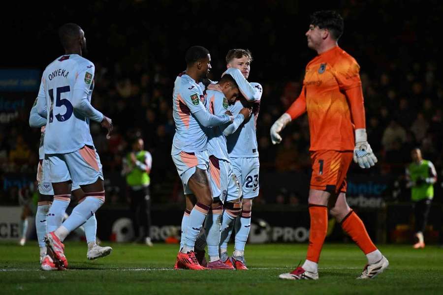 Brentford zatrzymało niespodziankę w Pucharze Ligi. Brentford zatrzymało niespodziankę w Pucharze Ligi.