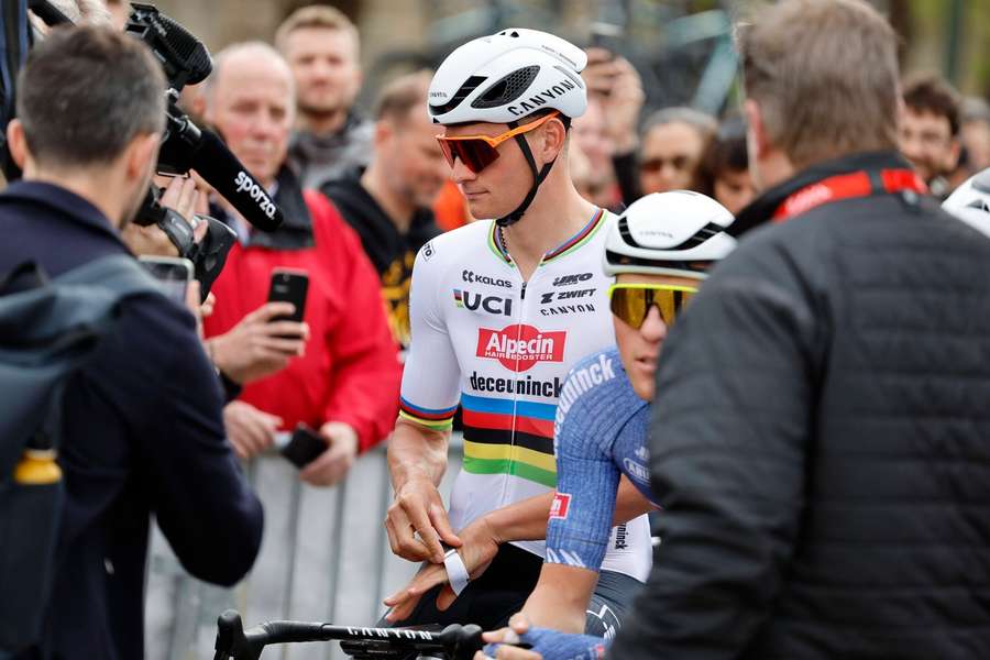 Mathieu van der Poel moet er altijd even inkomen in Parijs-Roubaix